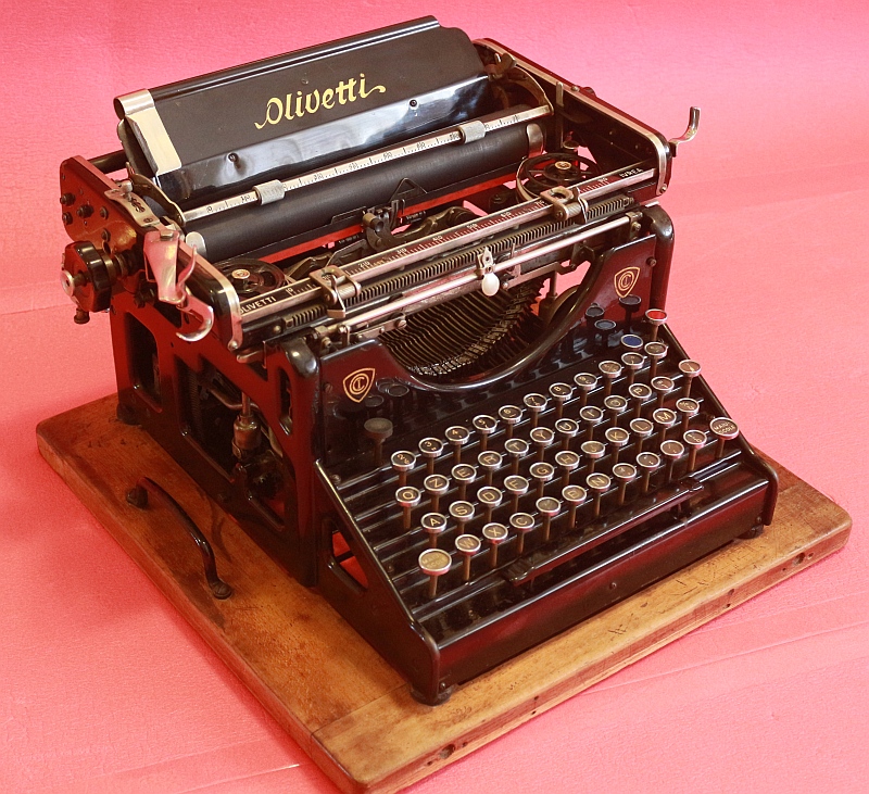 Olivetti M20 typewriter